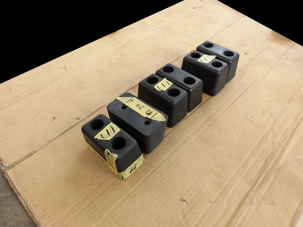 (1)ターミナルラバー、リア当たりブロック(新車外し品)他のサイズもあります、インボイス対応可能です。拍卖
