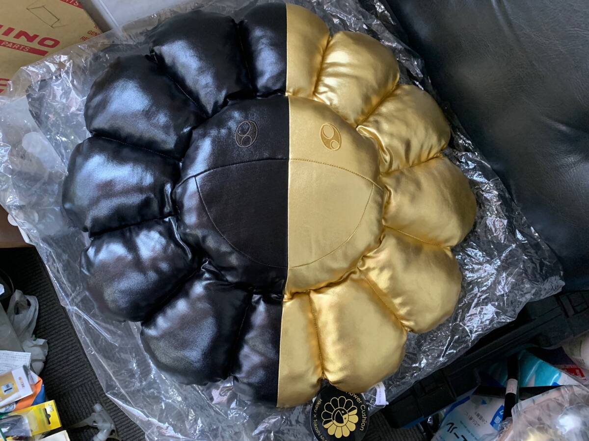 売切り! ヒカルx村上隆コラボ kaikaikikiブラックx ゴールド フラワー クッション お花 60㎝ 開封済み拍卖
