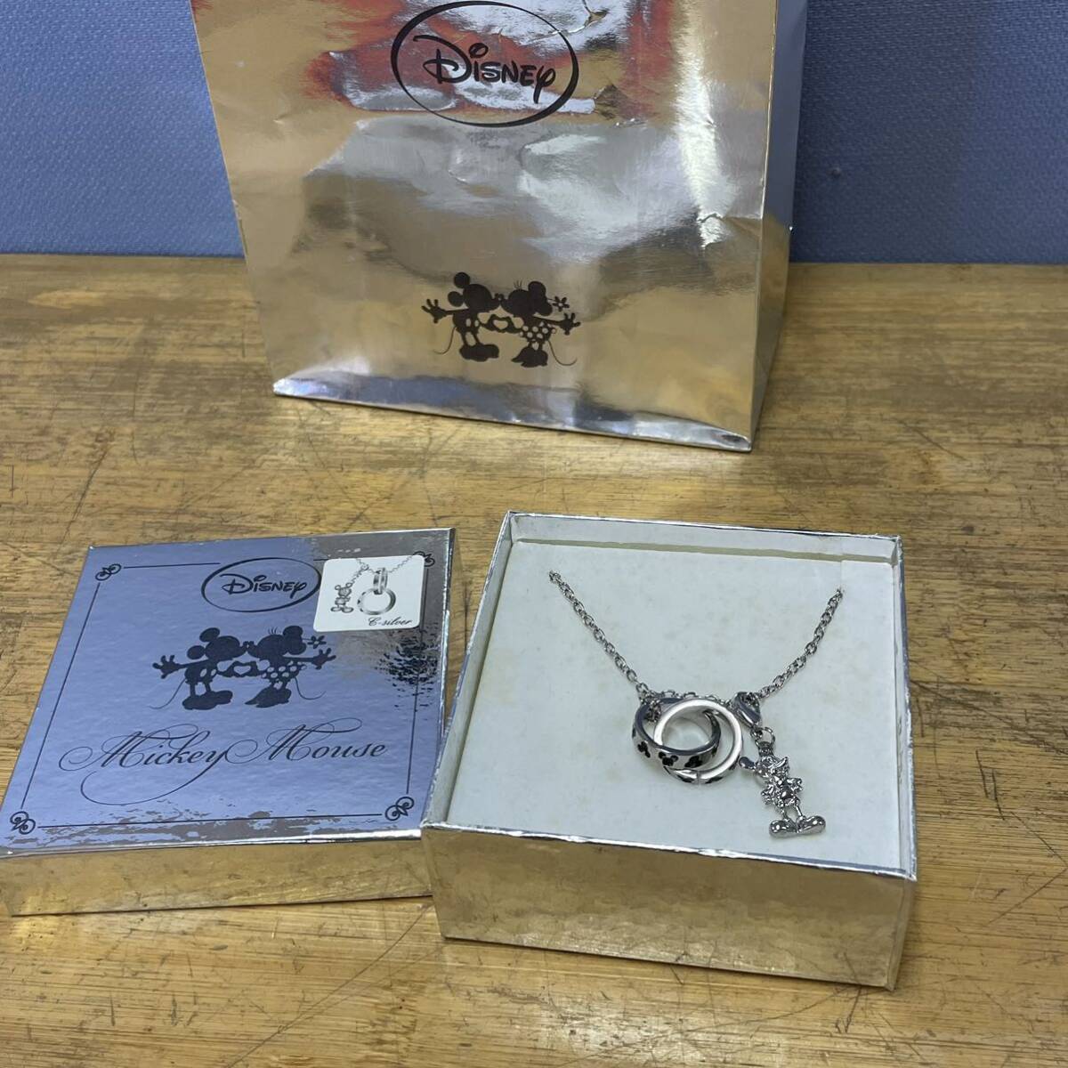 【中古 送料込】Disney ディズニー ミッキーマウス+2リング ネックレス シルバー 元箱・紙袋付き◆B0769拍卖