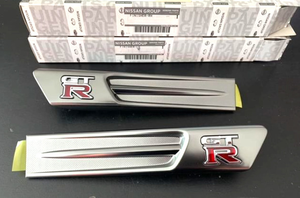 ★新品 日産 R35 GT-R 純正 フロントフェンダー フィニッシャー エンブレム 左右セット スカイライン NISSAN front fender finisher RHLH拍卖