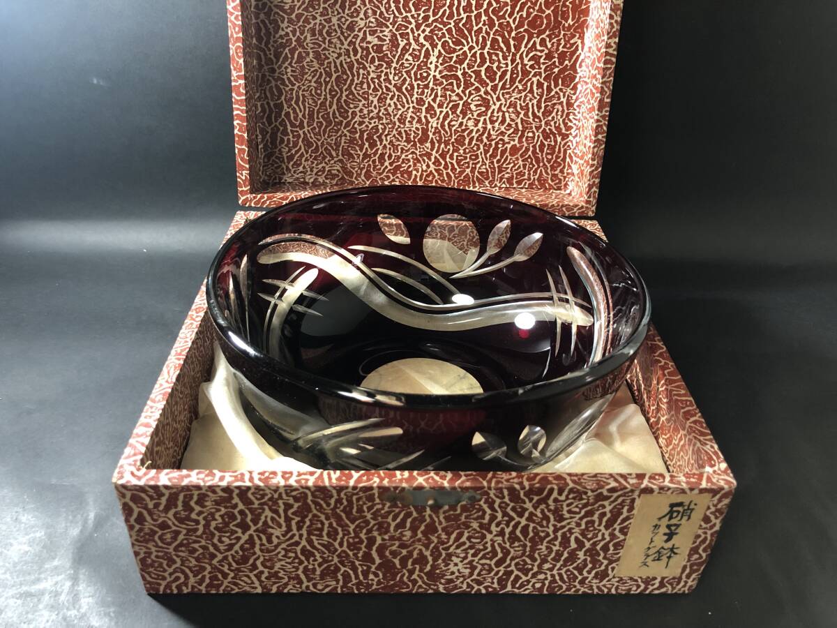 昭和レトロ 被せガラス カットガラス えんじ色 ガラス鉢 ガラスボール 当時物箱入り レトロガラス レトロ雑貨 ガラス雑貨拍卖