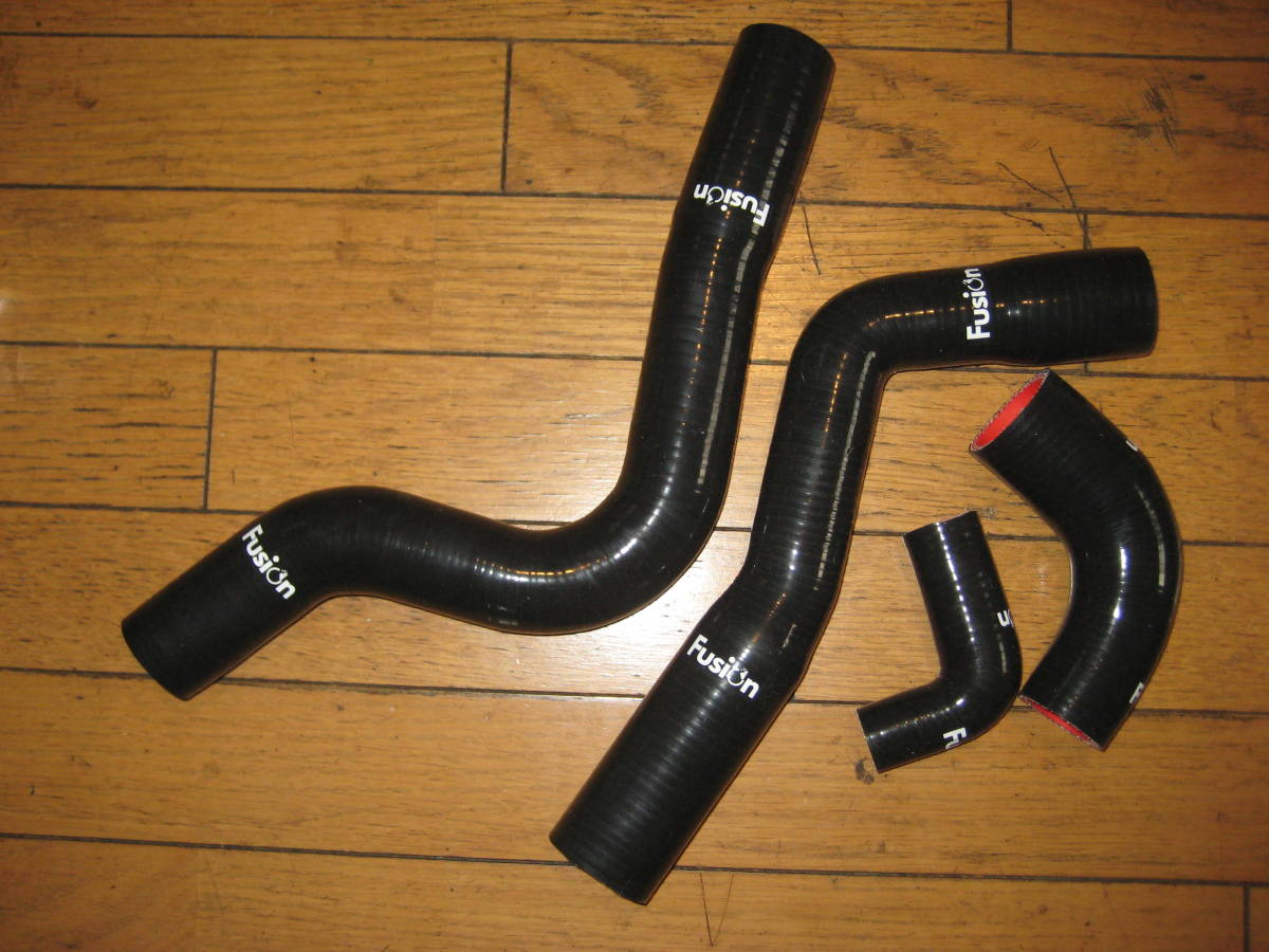 新品 アルファロメオ GTA 147 156 GT 3.2L ラジエターホース 上側 下側 ウレタン ホース 1セット 60624588 6068794拍卖