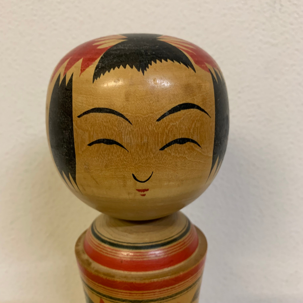 こけし 高さ 約27cm 花柄模様 着物 女の子 日本製 木の人形 Kokeshi doll Japanese wooden doll 民芸品 伝統工芸【2045拍卖