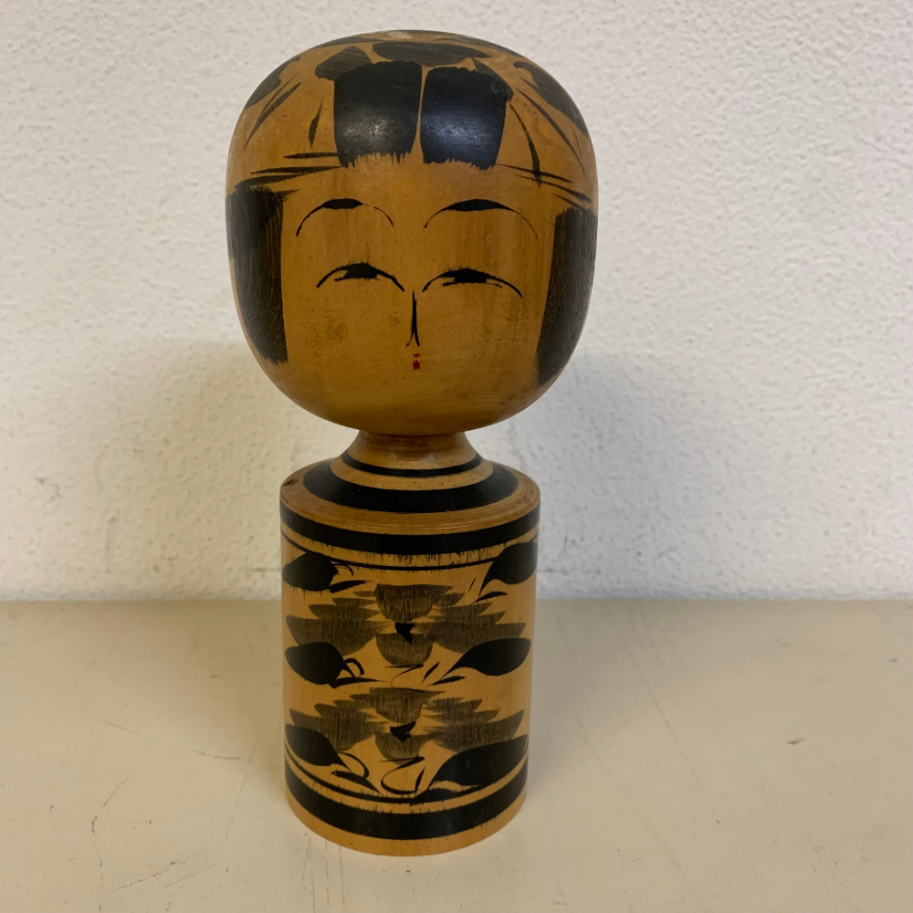 可愛い こけし 黒色 着物 模様 お土産 民芸品 伝統工芸 日本製 木の人形 Japanese wooden Kokeshi dolldoll【2049拍卖