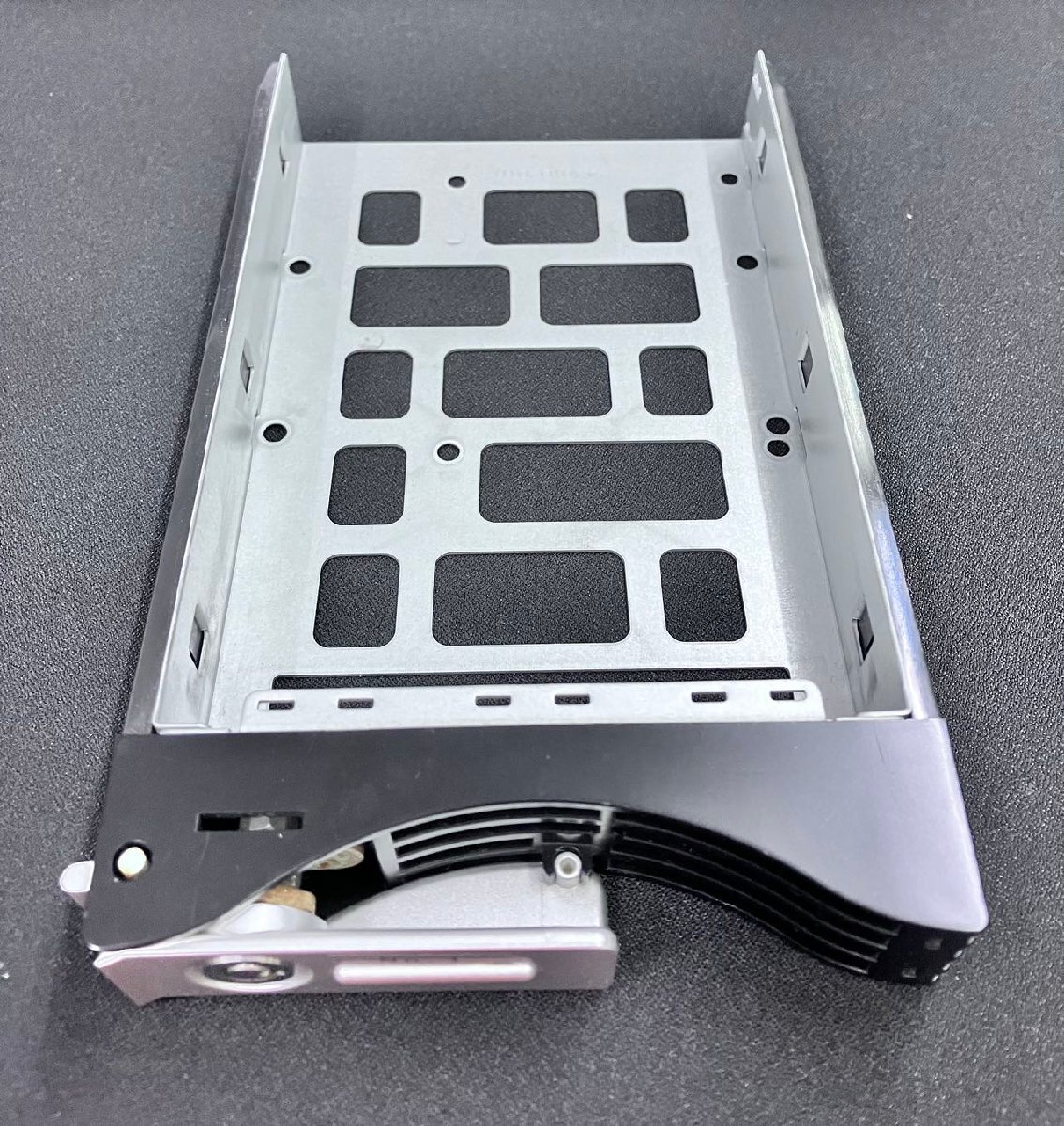 2YXS1927★中古品★Thecus NAS用HDDホルダーマウント/ HDDキャディ/マウンタ 3.5インチ4301020111 鍵とネジ無し拍卖
