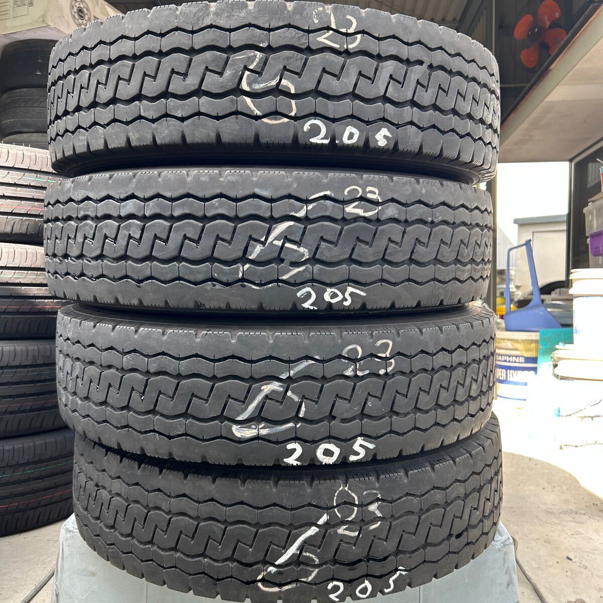 BRIDGESTONE M812 205/85R16 117/115N LT 2023年4本 中古タイヤ4本 残溝6ミリ拍卖
