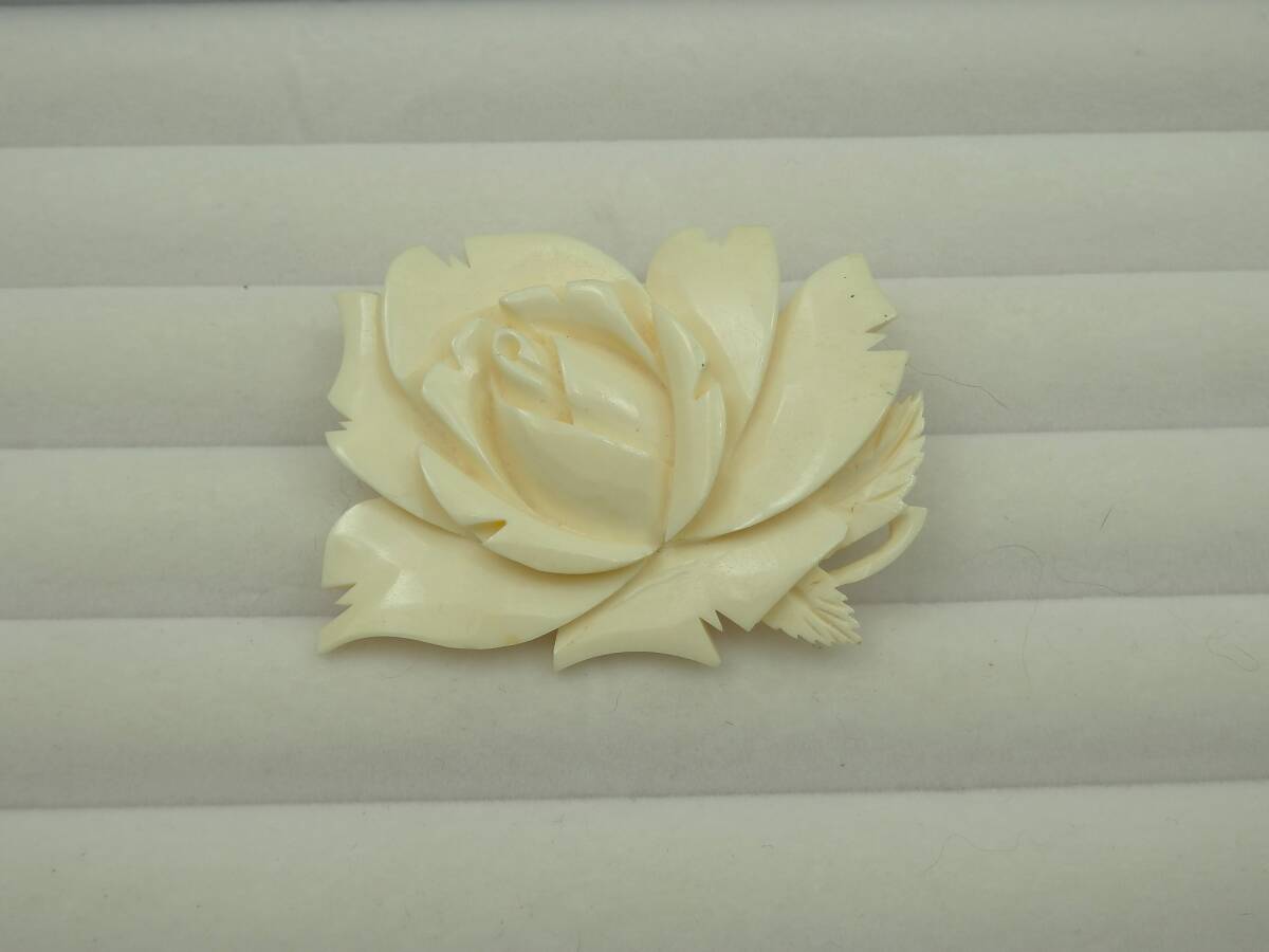 練り物 花柄 ブローチ 約15.65g 現状品 売り切り拍卖