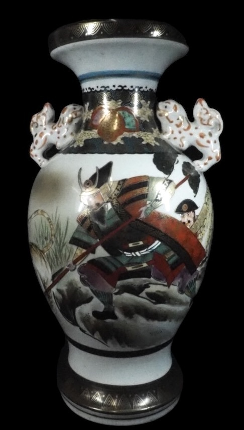 時代物 ビンテージ 九谷焼 「金彩青粒武者図獅子耳花瓶」花瓶 飾り壺 KYI607拍卖