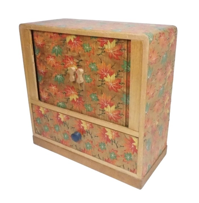 華やかな印象の箪笥型の小物入!昭和レトロ 木製 「紅葉文引戸付三引小箪笥」1980年代 KYI607拍卖