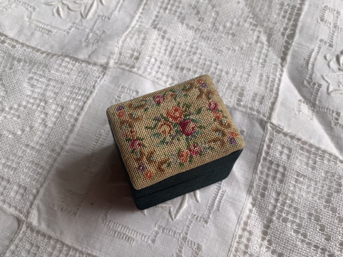 フランスアンティーク プチポアン 小さな小物入れ 刺繍 小箱拍卖
