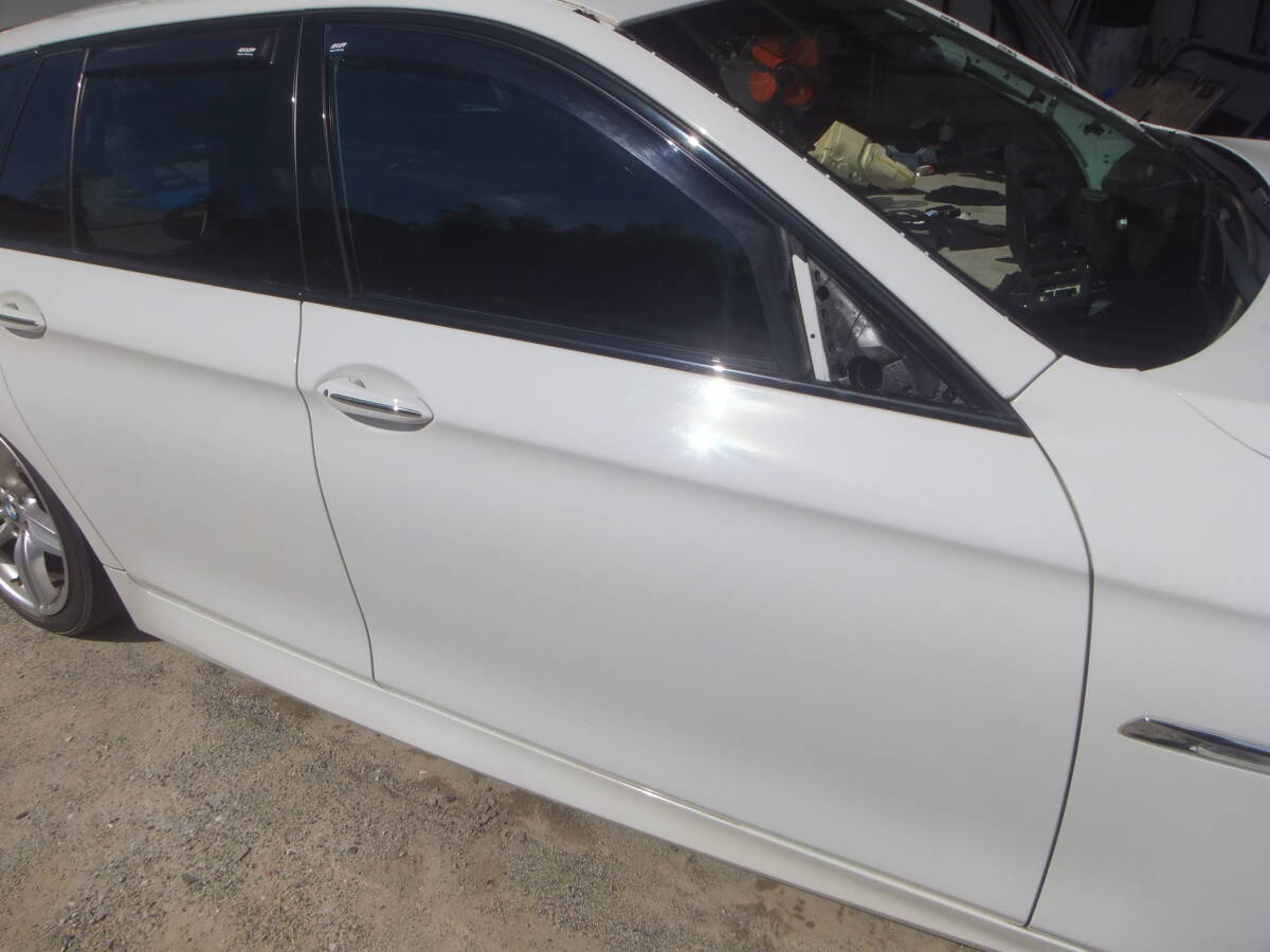 (BMW 523i ツーリング MT25 F11) 右フロント ドア 300 アルピンホワイト拍卖