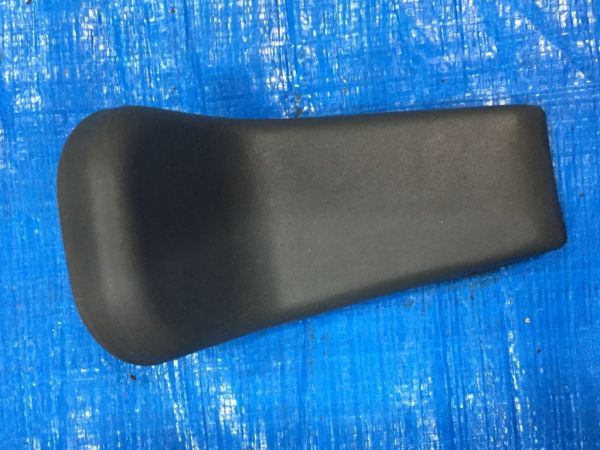 L1-494 ランクル シート トラック ブラケット カバー72157-60010 ランドクルーザー 80 FZJ80GFZJ80G,HDJ81,HZJ81拍卖