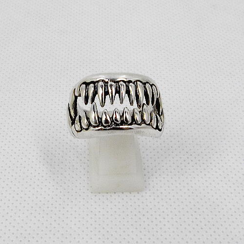 送料無料!!ファング(牙)デザイン・シルバー925製リング(指輪)!拍卖
