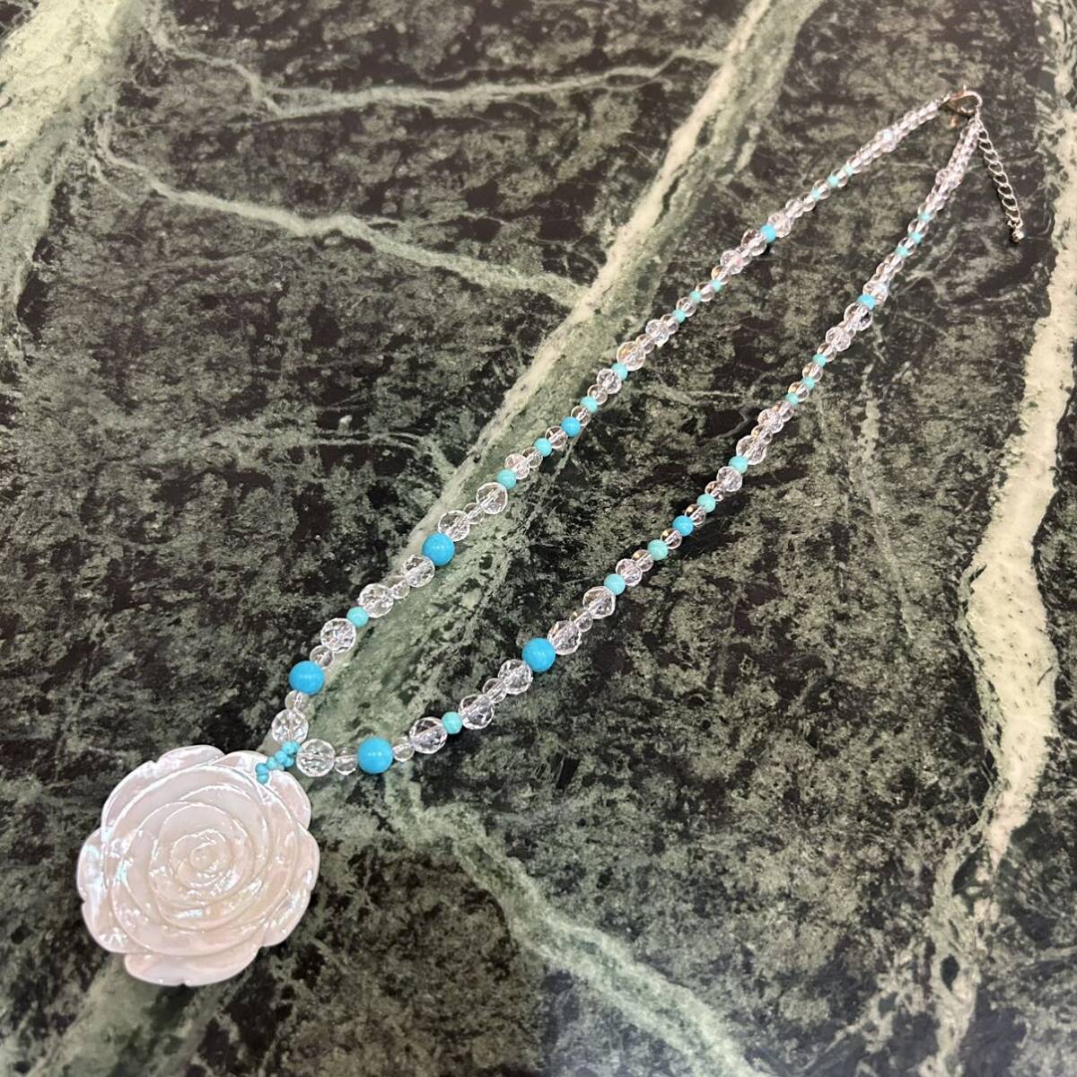 【新品】薔薇デザインペンダント★白蝶貝 シェル 練りターコイズ 水晶 クォーツ バラ ローズ ネックレス 天然石 水色 白 アジャスター式拍卖