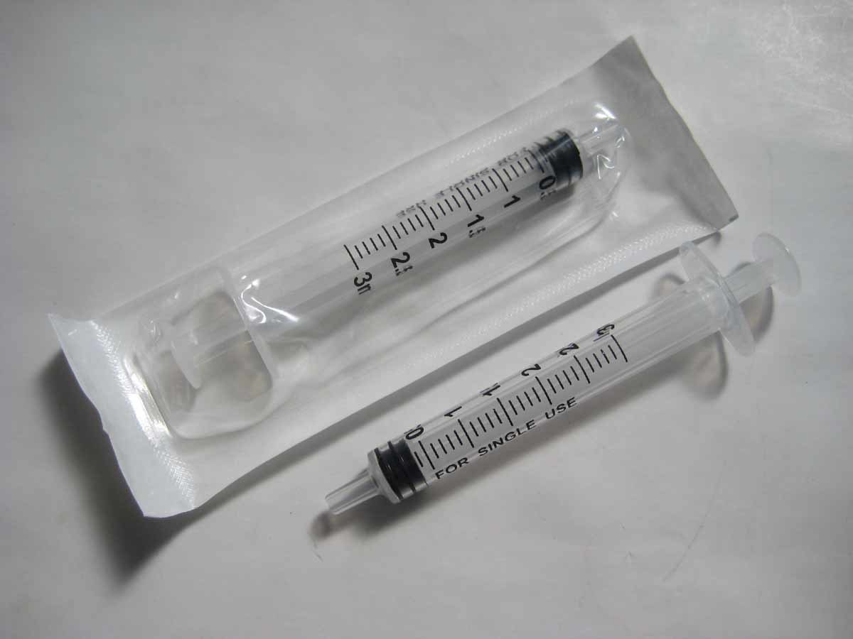 送料140円 小型グリスガン油さしオイラー代用シリンジ2個 ジムニーJA11ジムニーシエラJB31ボンネット ドアヒンジ グリス オイル塗布 注射器拍卖