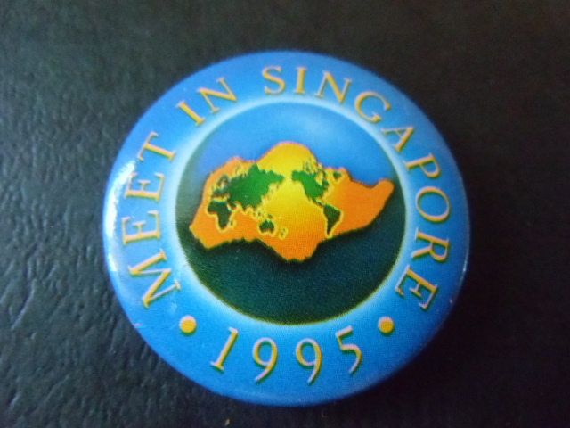 ☆MEET IN SINGAPORE 1995 小さなバッジ 直径 約3cm 美品★拍卖