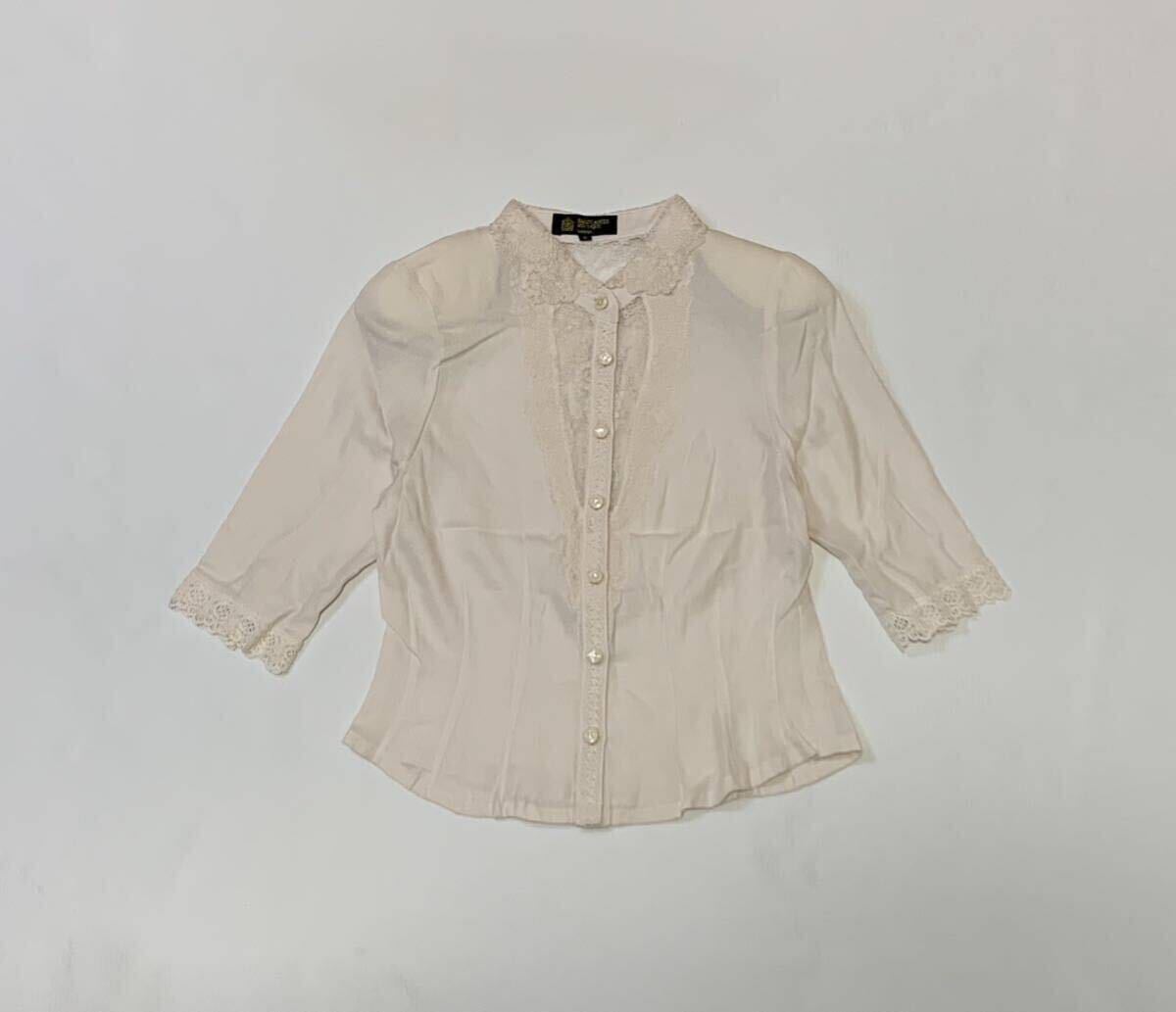 (レディース) HARDY AMIES // 5分袖 肩パット取り外し可能 レース切替 ブラウス (ペールピンク系) サイズ 9拍卖