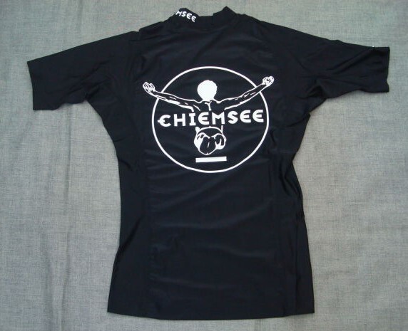 新品CHIEMSEE(キムジー)メンズ半袖ラッシュガードAWESOME 19-3911 DEEP BLACK (L)拍卖