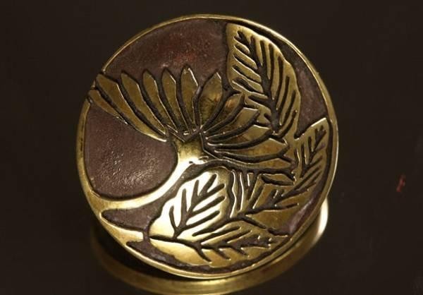 和柄コンチョ★大サイズ★真鍮★葉付き横見菊の丸★他にも家紋系沢山あり拍卖
