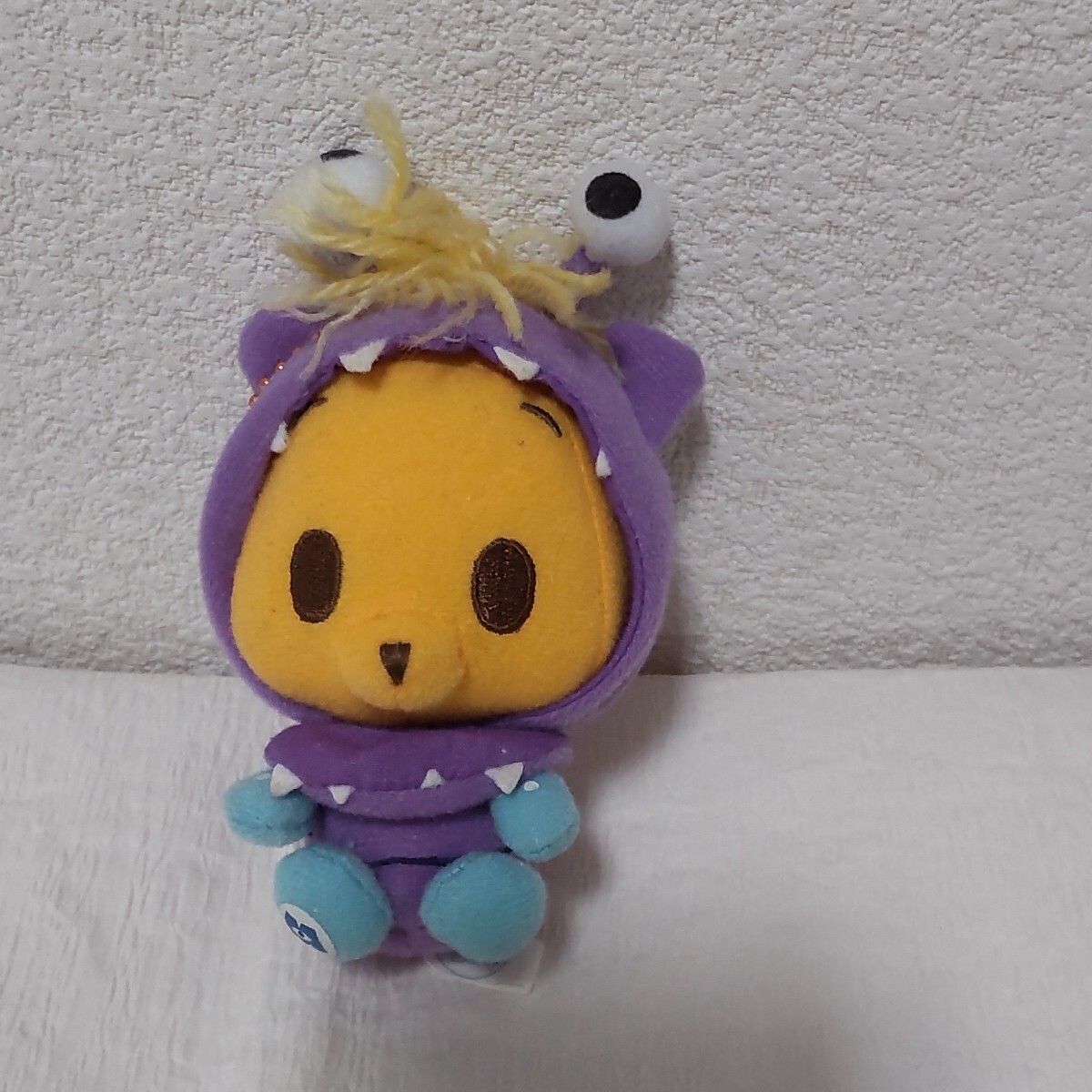 ハロウィンの帽子を被ったプーさん。新品。他で売ってません。アミーズメン限定品縦10cm。横7.5cm。厚み6.5cm。手のひらサイズ。拍卖