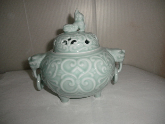 @@@ 鍋島焼 鍋島青磁 青磁唐草彫り遊環香炉 作者は市川冬山さんです。茶道具 インテリア 雑貨拍卖