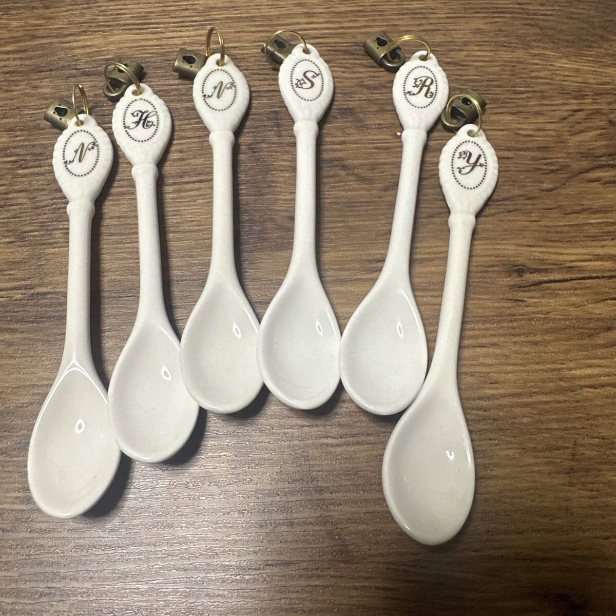 未使用 イニシャルティースプーン 陶器【N.H.S.R.Yセット】インテリア 推し活 ヌン活 カトラリー コレクション 揺れるチャーム付き拍卖