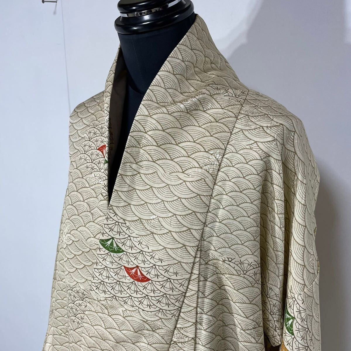 着物 青海波 扇 透かし模様 菊 雲取り 袷 広衿 クリーム ライトブラウン グリーン オレンジ オーカー拍卖