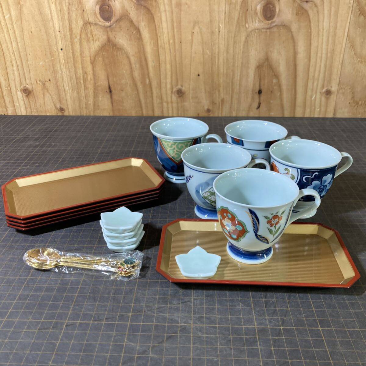 【11261P105】有田焼 清秀 絵変わり 5客 ティーカップ レトロ アンティーク 陶器 カップ ソーサー トレー ティースプーン スプーン置き拍卖
