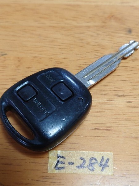 E-284 ダイハツ 純正 キーレス 2ボタン ムーヴ/タント/ラテ/ミラ/ハイゼットカーゴ等 【 黒基盤】 追跡あり・匿名配送 拍卖