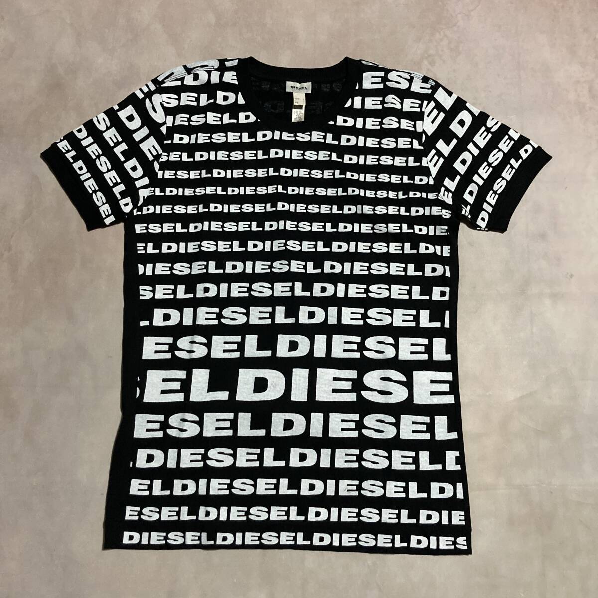 unisex ☆ DIESEL ☆ オールロゴプリント Tシャツ / ロゴ / モノトーン / トップス / 総柄 / ディーゼル / レディース / メンズ拍卖