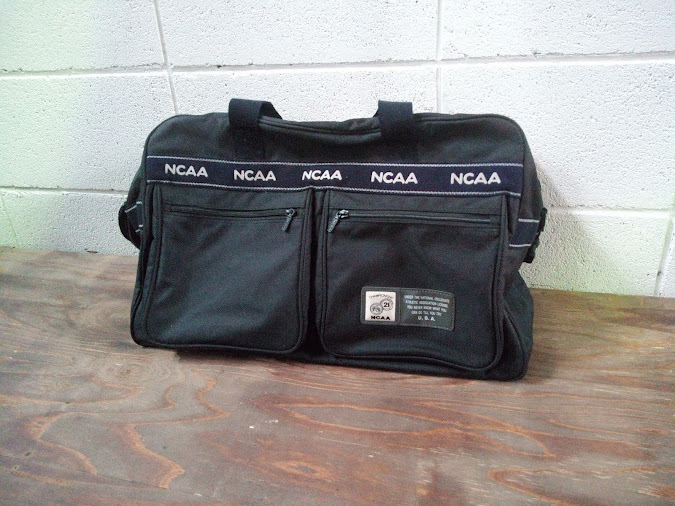 ◇NCAA バッグ/ボストンバッグ 鞄 旅行かばん スポーツ 部活 肩掛け ハンドバッグ 中古品 ブランド ブラック 黒拍卖