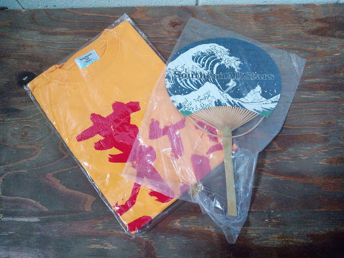 ◇《希少》サザンオールスターズ ライブグッズ/未開封 未使用 伝説の茅ヶ崎ライブ 2000年 会場販売Tシャツ うちわ 桑田佳祐 ファングッズ 拍卖