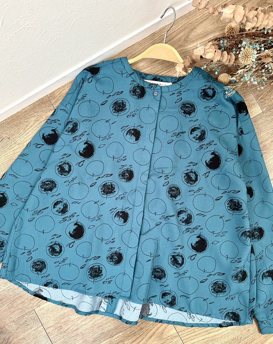 新品 タグ付き LILASIC 木漏れ日プリント ノーカラーブラウス リラシク Lサイズ拍卖