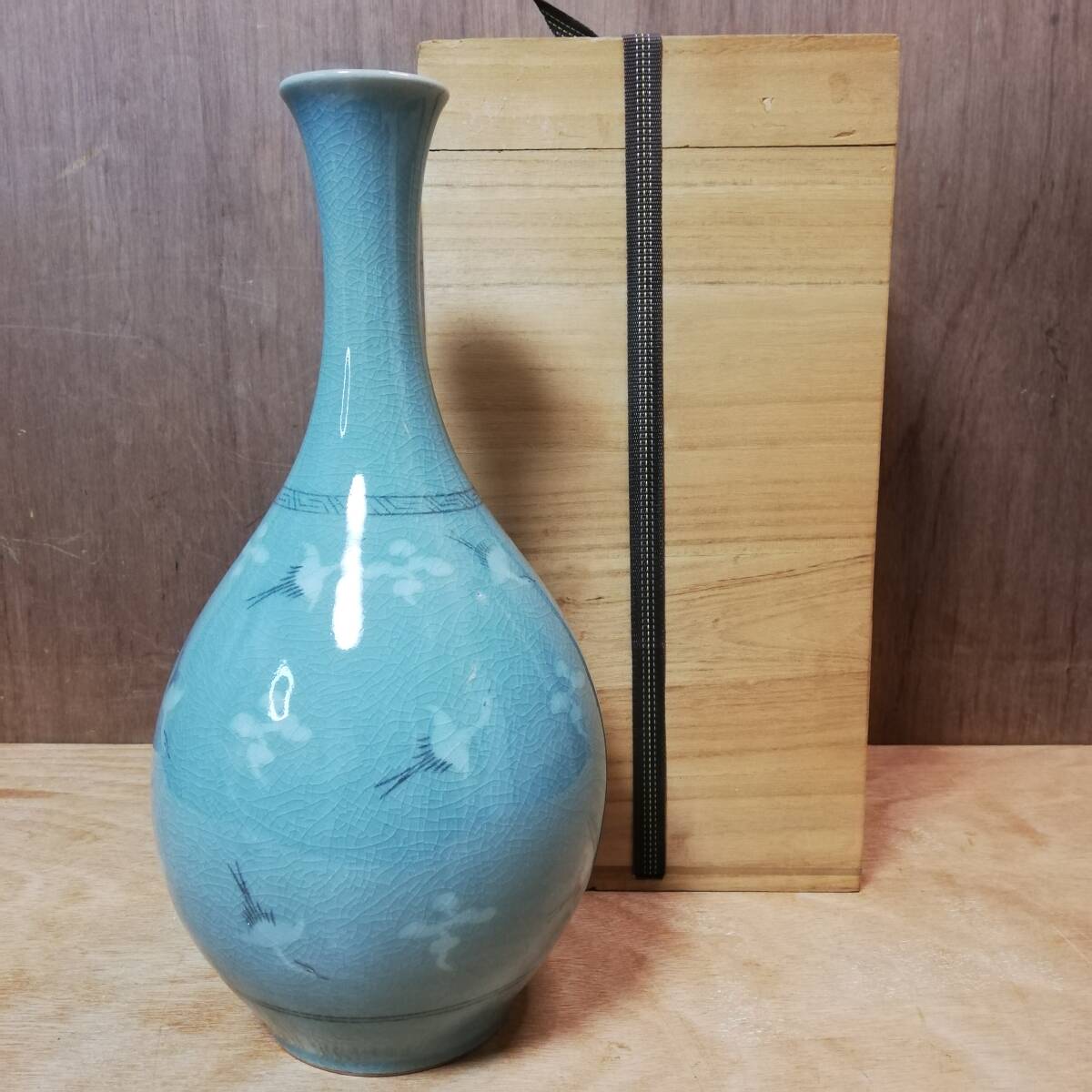 高麗青磁 趙京青磁民俗陶芸 趙奉洙 作 青磁 雲鶴 鶴首 一輪挿し 花入 花器 共箱付 飾壺 飾壷 作家物 在銘 美品 無傷拍卖