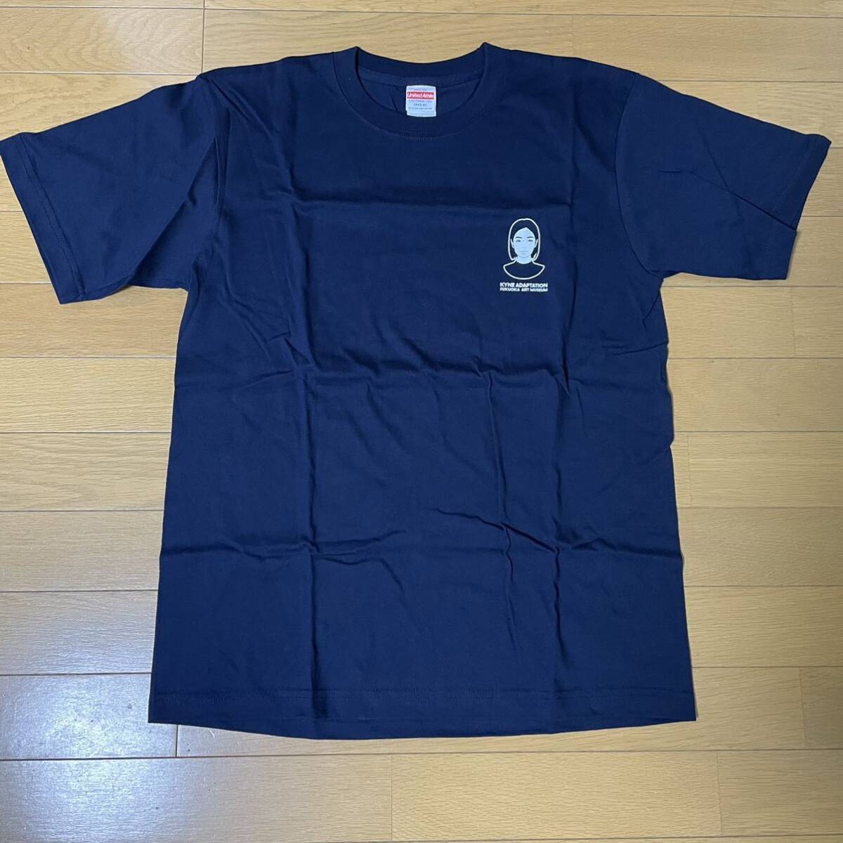 会場 限定 ADAPTATION KYNE GIRL TEE NAVY M MEDIUM アダプテーション キネ キネガール Tシャツ 紺 ネイビー アートart 新品拍卖