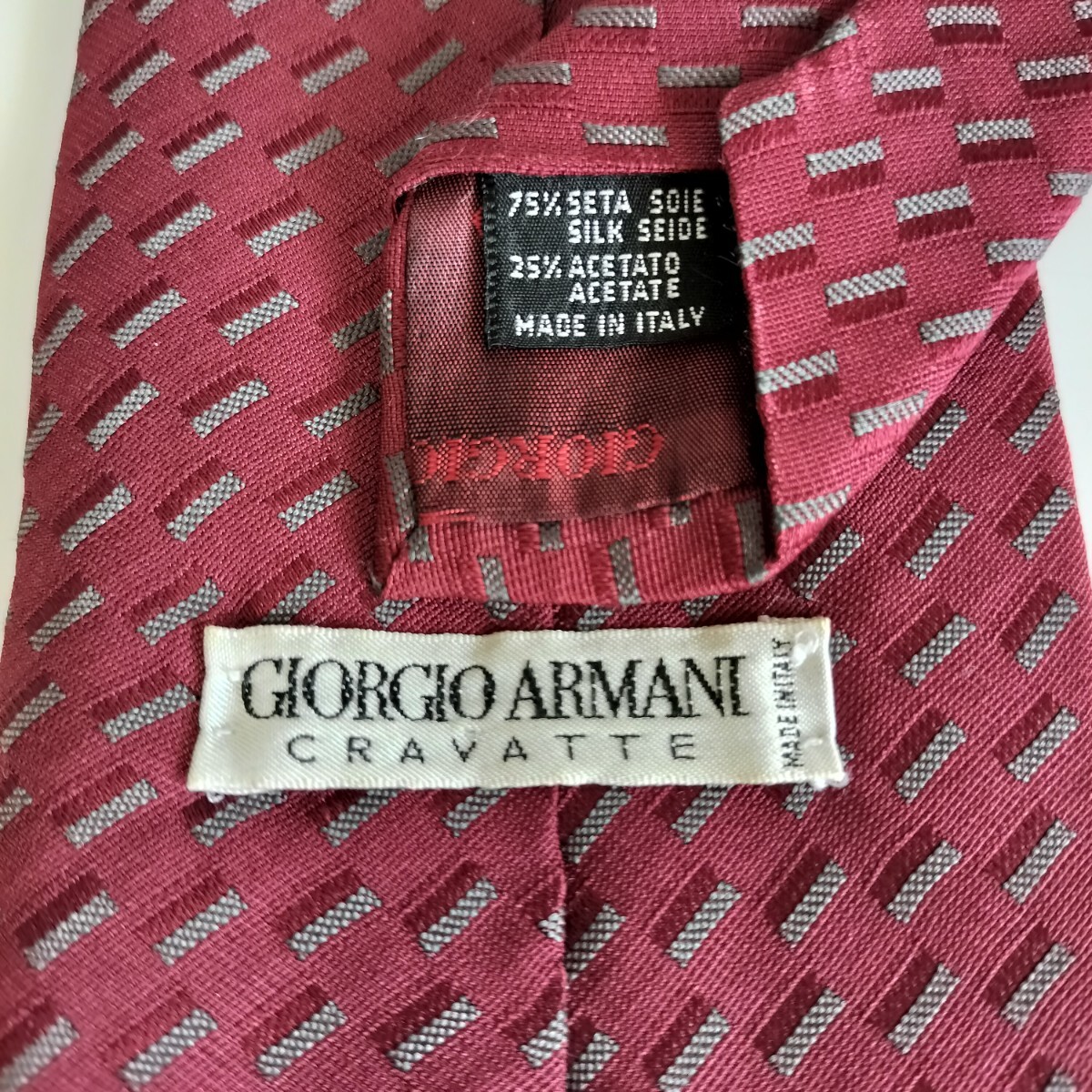GIORGIO ARMANI(ジョルジオアルマーニ)赤グレー細棒ネクタイ拍卖