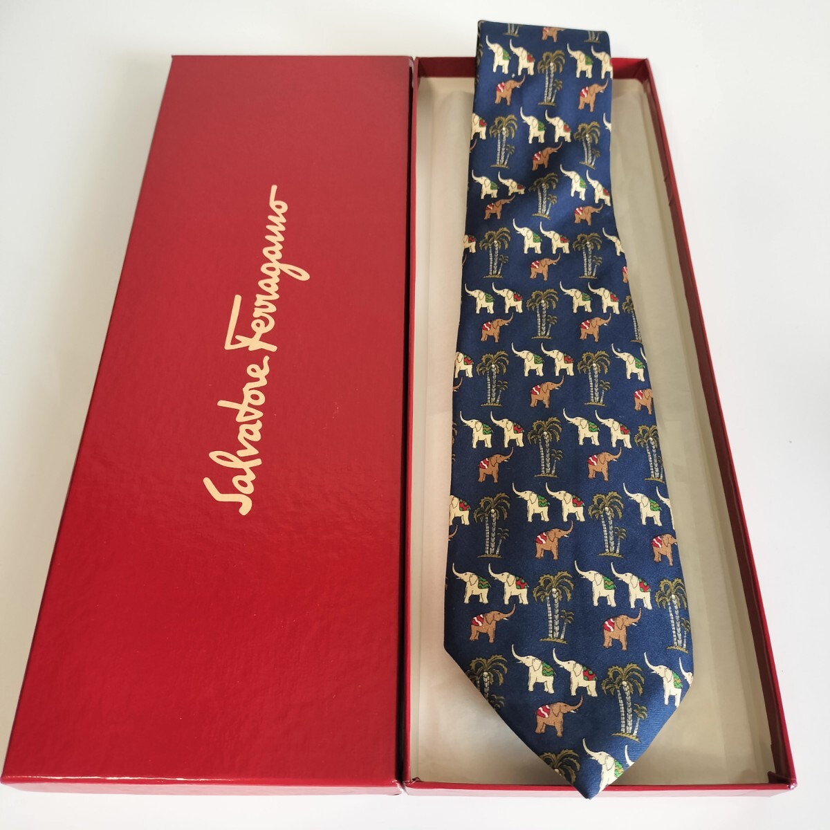 Salvatore Ferragamo(サルヴァトーレフェラガモ)紺ゾウさん椰子の木ネクタイ拍卖