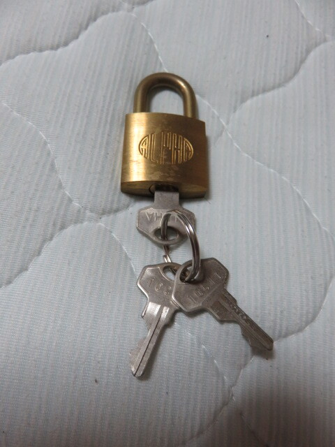 南京錠 真鍮製 ALPHA サイズ43-25-10㎜ 鍵3個付 家庭保管品 未使用ですが1箇所サビあり 動作上問題あれいません拍卖