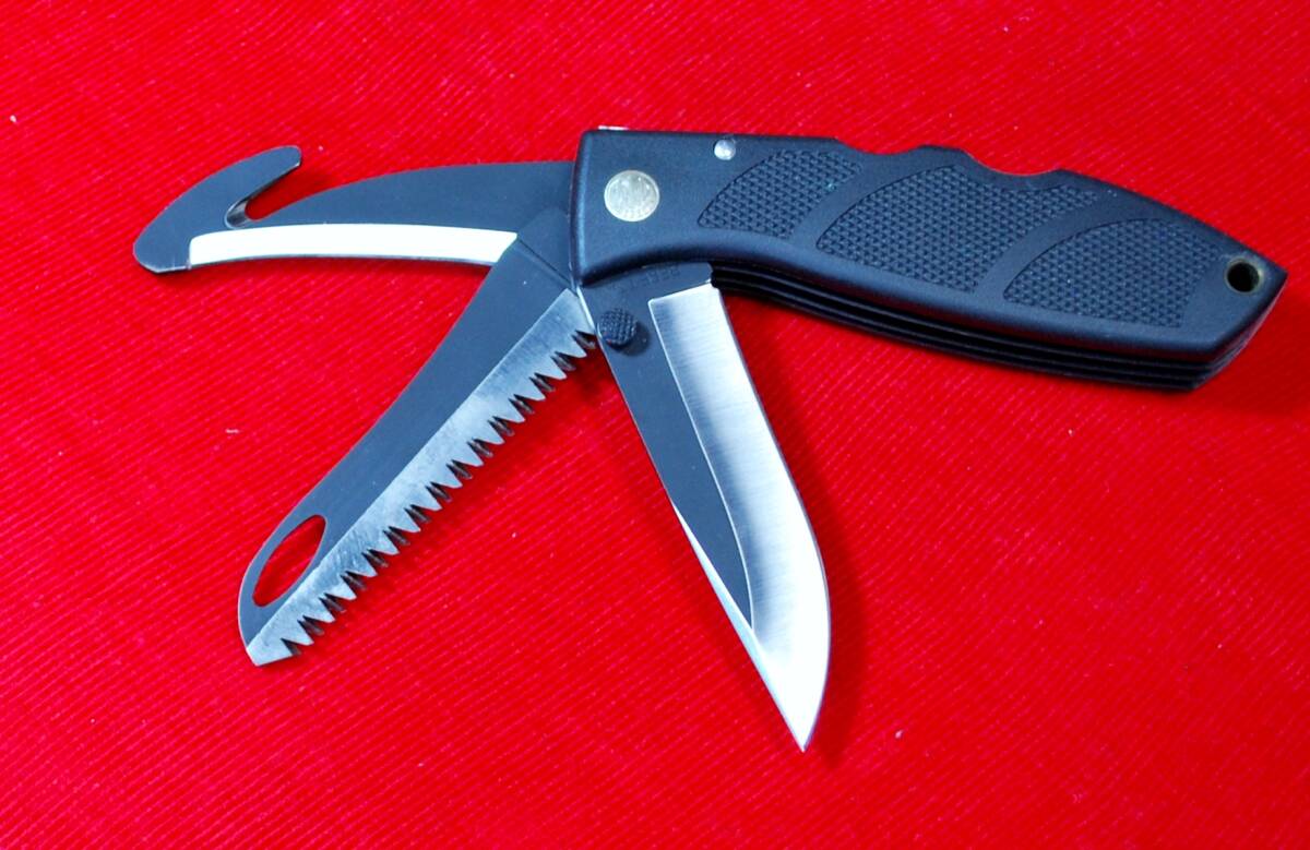Beretta Three Blade Lockback Folding Knife.AUS-8 Stainless Steel Blade : 75mm. Closed:115mm.Weight:150gr.Black Nylon Sheathe拍卖