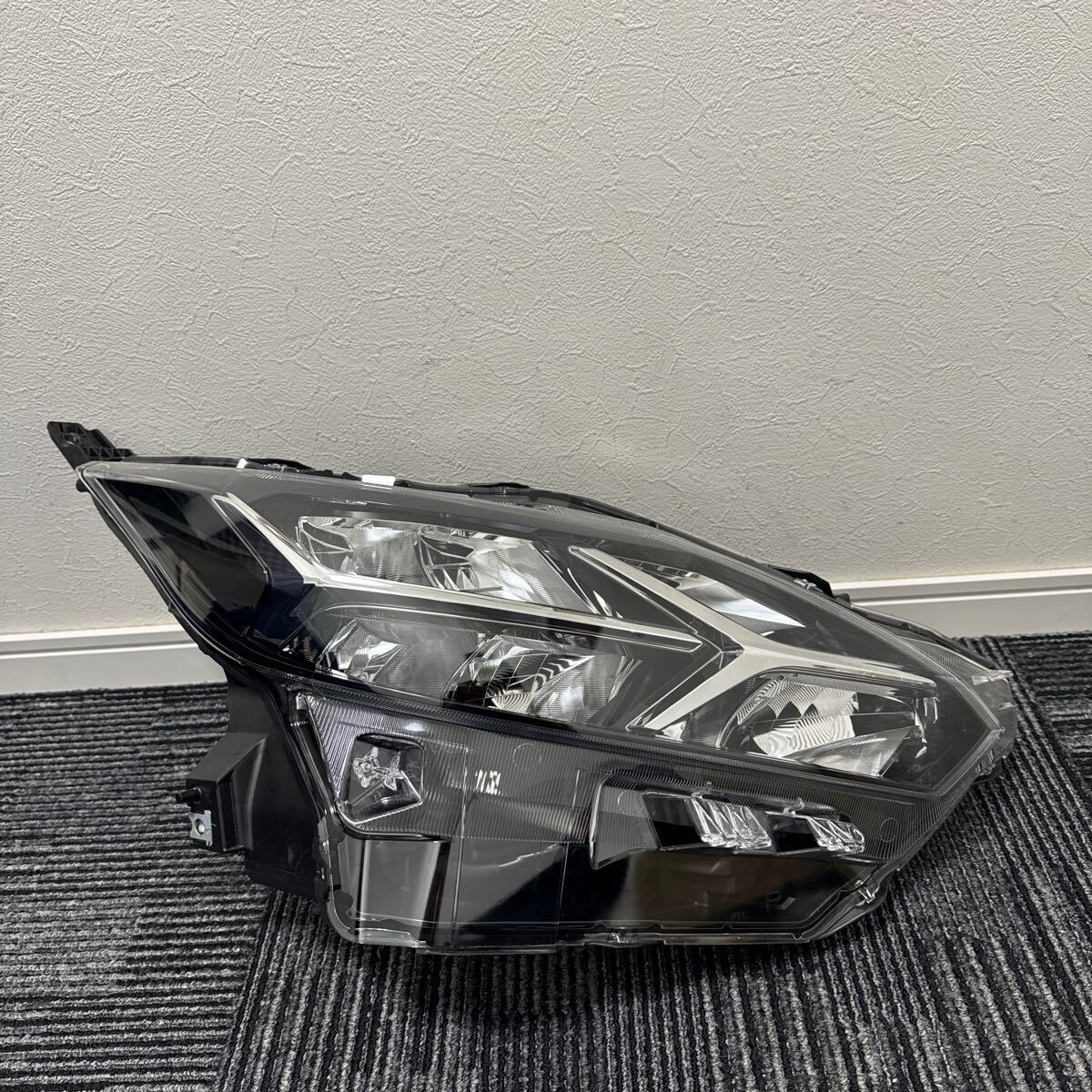 超美品 日産 B44W B45W B47W B48W DAYZ デイズ ハイウェイスター 純正 右 運転席 LED ヘッドライト KOITO 100-23776拍卖