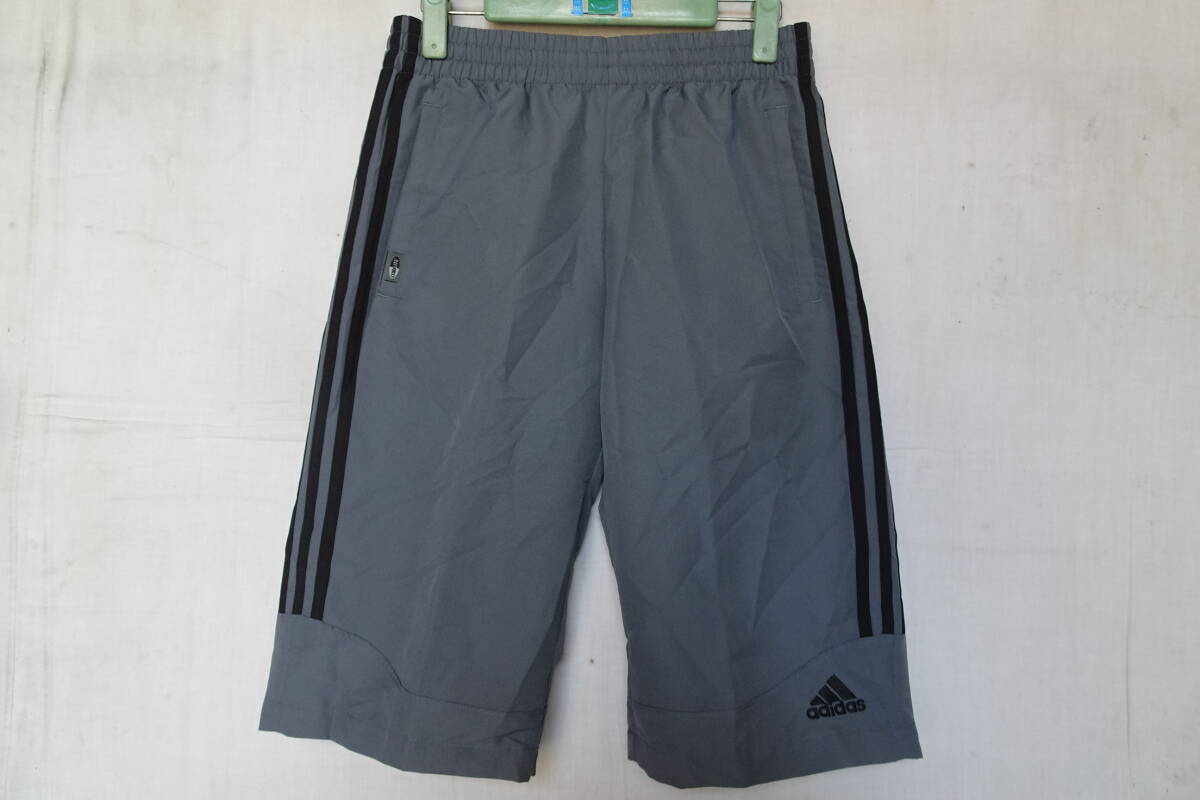 adidas/アディダス/ショートパンツ/ひざ丈/速乾性素材/脇黒3本ラインテープ/ロゴししゅう/スポーツ/グレー/Sサイズ(8/9R)拍卖