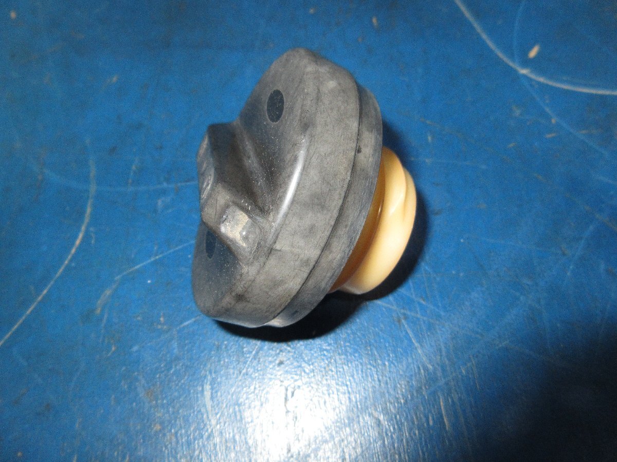 トヨタ クラウン ステーションワゴン E-GS130G 給油口 蓋 中古品 (K拍卖