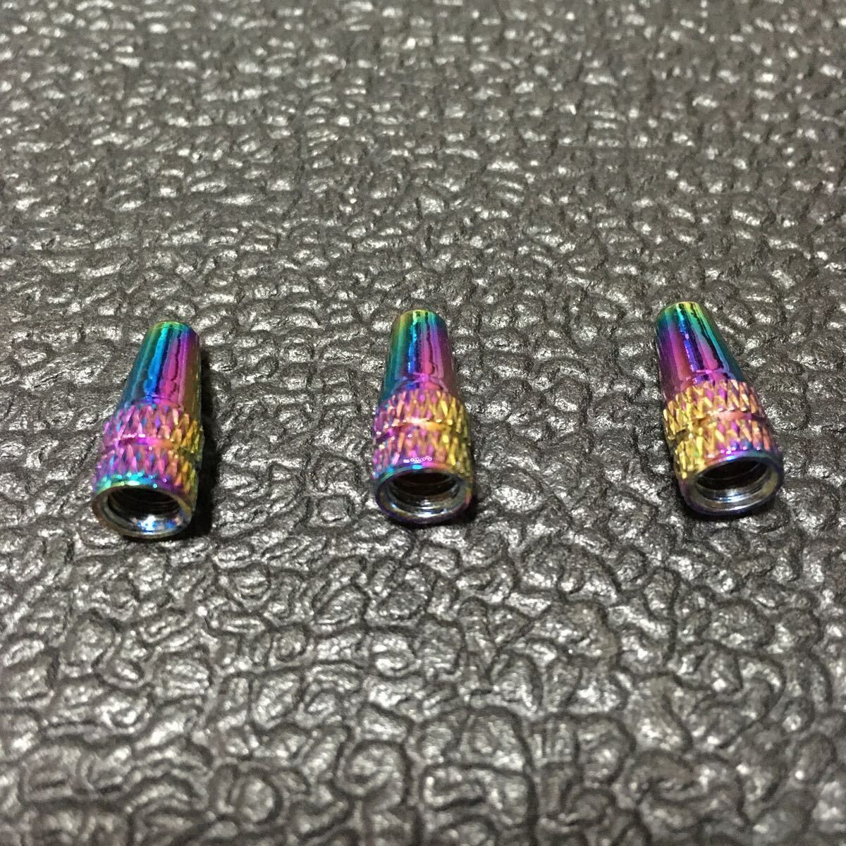 ☆ 即決・新品!! アルミバルブキャップ 仏式バルブ用 虹色 3個 ☆拍卖