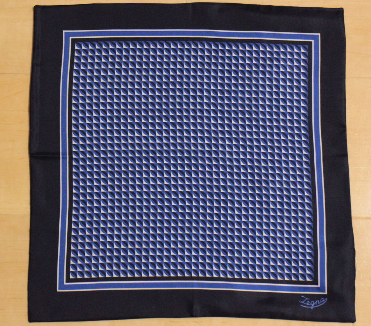 エルメネジルドゼニア新品極上シルクリバーシブルポケットチーフブルー*ネイビー*ホワイト幾何学系小紋イタリア製ハンドメイド拍卖