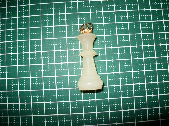 ▲▽チェス クイーン(女王)チャーム 乳白色◆ペンダント ストラップ イヤリング ピアス◆レジン ハンドメイド△▼拍卖