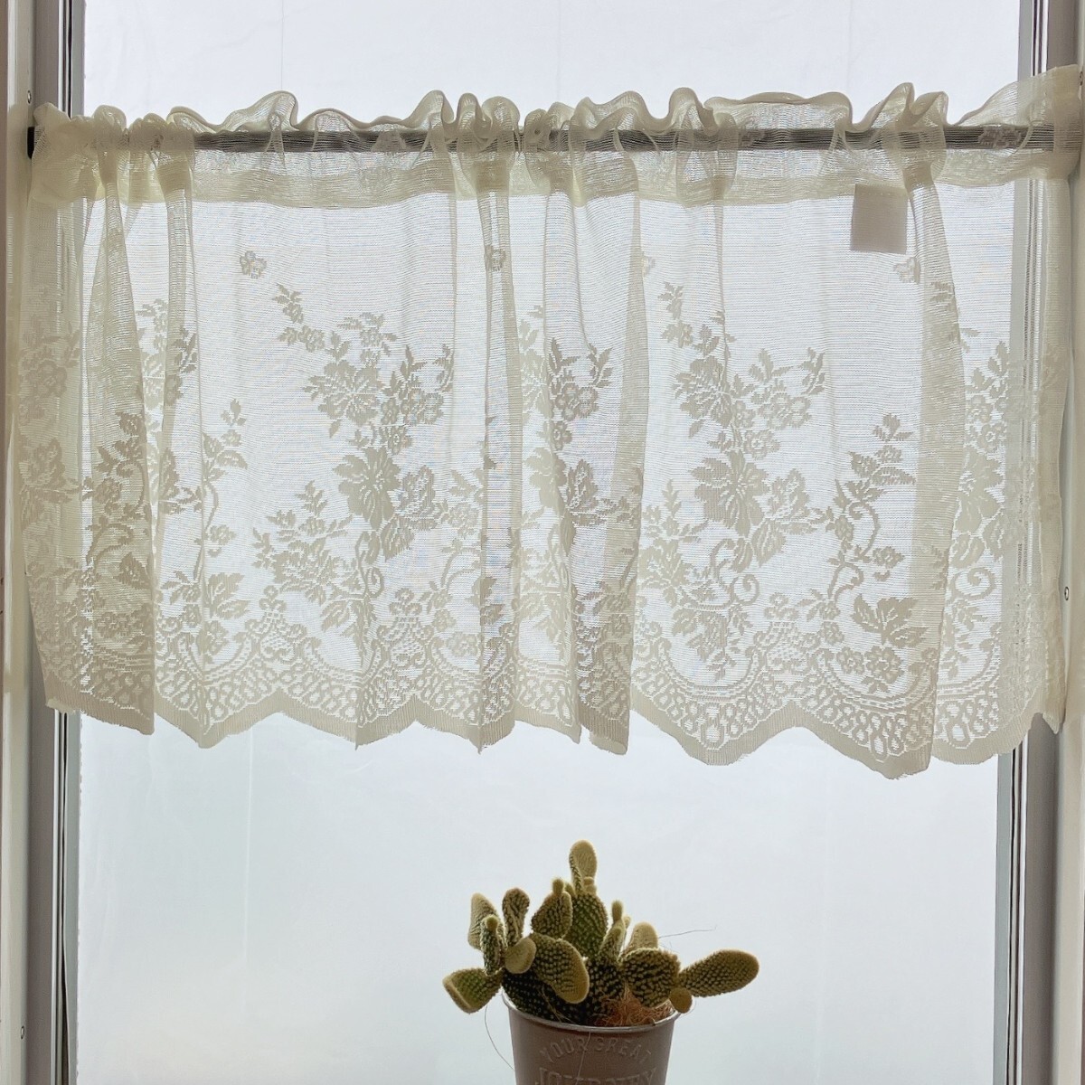 アイボリー カフェカーテン スカラップ 幅132×丈42 目隠し 小窓 花柄拍卖