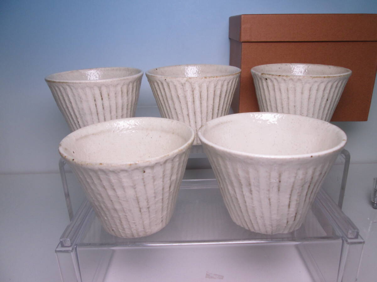 ☆お料理屋さんの器 柔らかな白肌 縦線の向付 五客 箱付 酒器/蕎麦猪口/懐石/割烹/日本料理拍卖