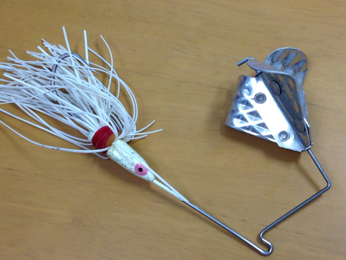 メーカー不明 バズベイト トリプルペラ ホワイト ※ヘッドに塗装剥げ、スカートに千切れあり #18-2632拍卖