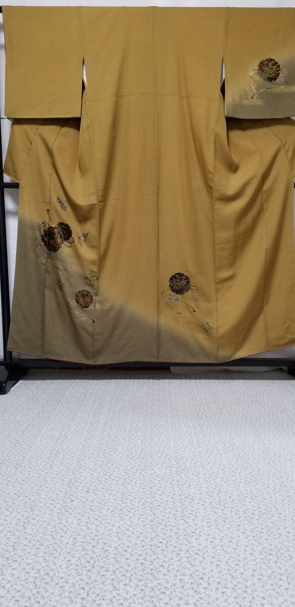 【桐徳】付下げ☆送料無料*雪輪の中に花*逸品物*期間限定20%OFf{正絹*袷.付下げ}*身丈159-裄65*黄土色地*雪輪文の中に多種類の花*№6756拍卖