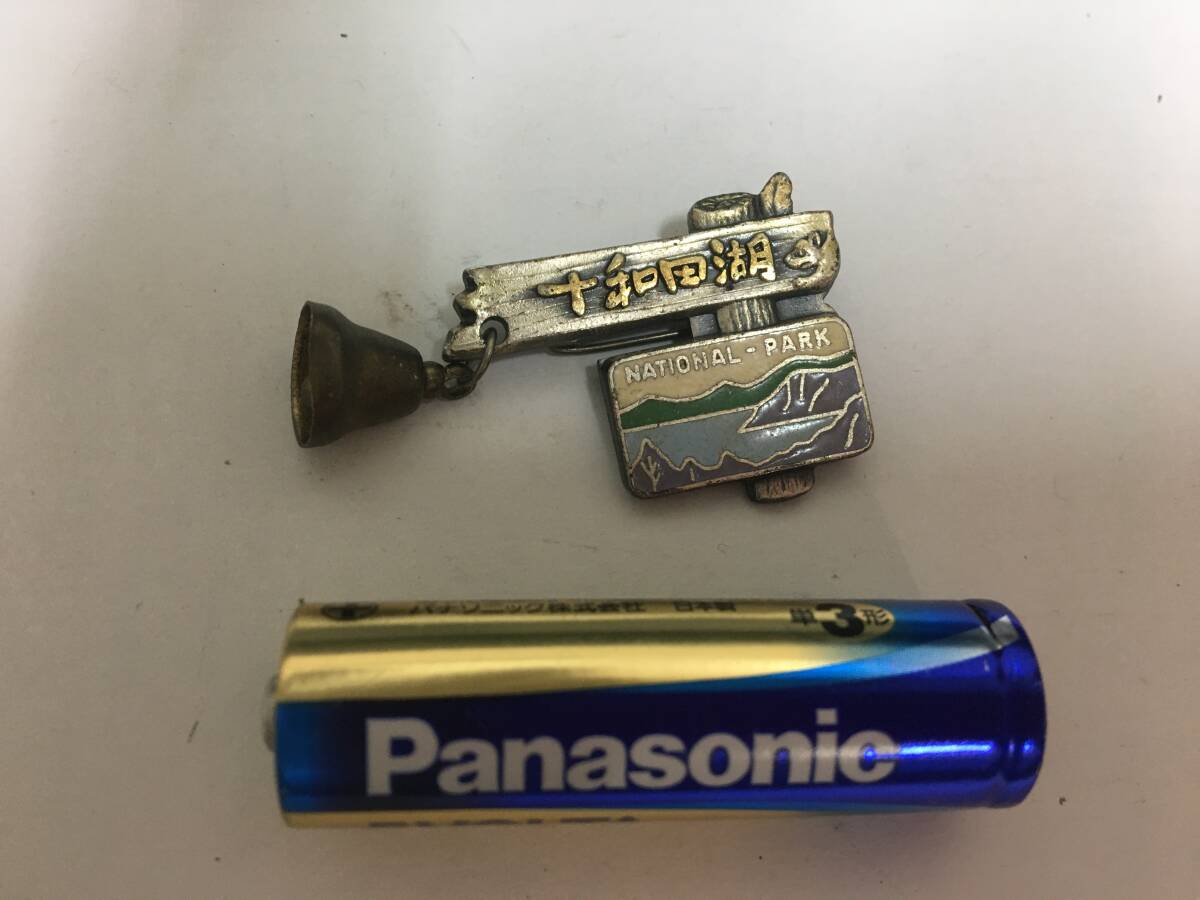 ★昭和レトロ★「青森県 十和田湖バッジ」十和田八幡平国立公園 八甲田山 奥入瀬川 観光 お土産 記念 (えもや箱保管)拍卖